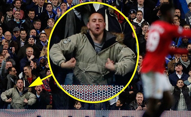 Như đã biết, trong trận đấu ở vòng 4 Cúp Liên đoàn Anh giữa Chelsea và Man United trên sân Stamford Bridge giữa tuần trước, một phóng viên ảnh có mặt trên sân đã chụp được hình ảnh một cổ động viên chủ nhà đã nhái hành động của khỉ để chế nhạo tiền đạo Danny Welbeck của đội khách.
